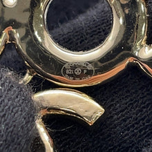 Load image into Gallery viewer, CHANEL Brooch CC Logo Faux PearlAB5646 Metal Faux Pearl
