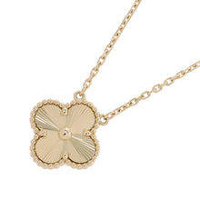 将图像加载到图库查看器中，Van Cleef &amp; Arpels Vintage Alhambra Guilloche PendantVCARP4KL00 18K Yellow Gold
