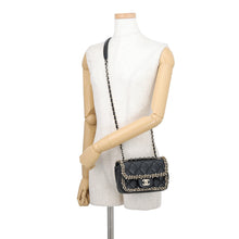 将图像加载到图库查看器中，CHANEL Mini Matelasse Single Flap Chain Shoulder Bag Black Lambskin Faux Pearl Size 17
