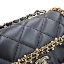 将图像加载到图库查看器中，CHANEL Mini Matelasse Single Flap Chain Shoulder Bag Black Lambskin Faux Pearl Size 17
