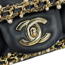 将图像加载到图库查看器中，CHANEL Mini Matelasse Single Flap Chain Shoulder Bag Black Lambskin Faux Pearl Size 17
