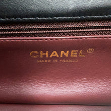 将图像加载到图库查看器中，CHANEL Mini Matelasse Single Flap Chain Shoulder Bag Black Lambskin Faux Pearl Size 17
