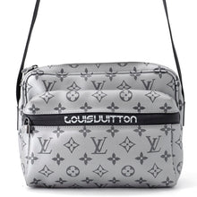 将图像加载到图库查看器中，LOUIS VUITTON Messenger Silver/NoirM43859 Monogram / Reflect Size PM

