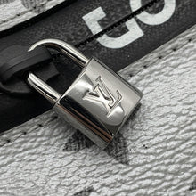 将图像加载到图库查看器中，LOUIS VUITTON Messenger Silver/NoirM43859 Monogram / Reflect Size PM
