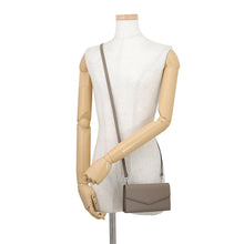 Load image into Gallery viewer, Bonaventura Shoulder Wallet Greige Embossed Leather
