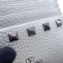 将图像加载到图库查看器中，Valentino Garavani Studded Coin Purse Silver Leather
