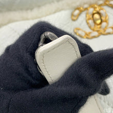 将图像加载到图库查看器中，CHANEL CHANEL19 ChainShoulder Bag WhiteAS1160 Lambskin Shearling
