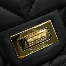 将图像加载到图库查看器中，CHANEL 2.55 Reissue Hanger Shoulder Bag 2016 Limited Edition Shoulder Bag 2016 Limited Edition Black Lambskin Size Small

