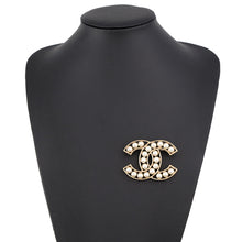 将图像加载到图库查看器中，CHANEL CC Logo BroochA64978-Y09449-Z2048 Faux Pearl Metal
