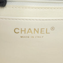 将图像加载到图库查看器中，CHANEL Stitch Pocket CCTote Bag WhiteAS5417 Caviar Leather
