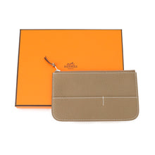 将图像加载到图库查看器中，HERMES Dogon Etoupe Togo Leather
