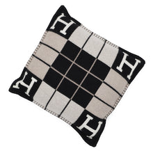 将图像加载到图库查看器中，HERMES Avalon III Cushion Ecru・Noir Wool90% Cashmere10% Size PM
