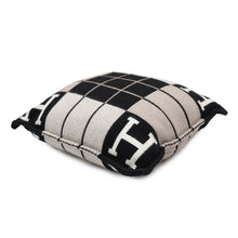 将图像加载到图库查看器中，HERMES Avalon III Cushion Ecru・Noir Wool90% Cashmere10% Size PM
