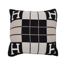 将图像加载到图库查看器中，HERMES Avalon III Cushion Ecru・Noir Wool90% Cashmere10% Size PM
