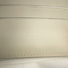 将图像加载到图库查看器中，LOUIS VUITTON Pochette Volga WhiteM53551 Monogram Empreinte Leather
