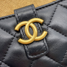 将图像加载到图库查看器中，CHANEL Matelasse ChainShoulder Bag Black/BeigeAP4743 Lambskin suede
