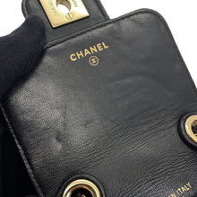 将图像加载到图库查看器中，CHANEL Matelasse phone case Black Lambskin
