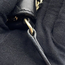 将图像加载到图库查看器中，CHANEL Matelasse phone case Black Lambskin
