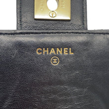 将图像加载到图库查看器中，CHANEL Matelasse phone case Black Lambskin
