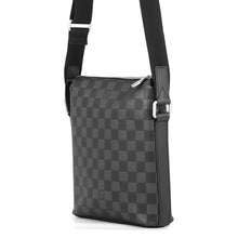 Load image into Gallery viewer, LOUIS VUITTON Discovery Messenger OnyxN40122 Damier Infini Leather Size PPM
