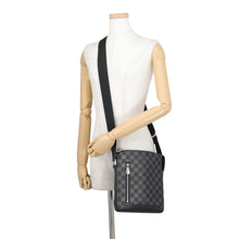 Load image into Gallery viewer, LOUIS VUITTON Discovery Messenger OnyxN40122 Damier Infini Leather Size PPM
