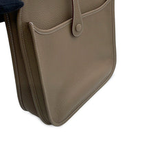 将图像加载到图库查看器中，HERMES Evelyne 3 Etoupe Taurillon Clemence Size PM
