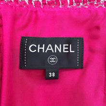 Load image into Gallery viewer, CHANEL CC Logo Tweed Skirt Size 38 Pink/WhiteP73302 V64898 Wool40% Acryl40% Polyester17% Polyamide3%
