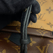 将图像加载到图库查看器中，LOUIS VUITTON Palm Springs Backpack NoirM44872 Monogram Monogram Reverse Canvas Size MINI
