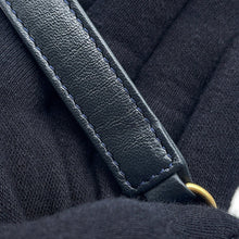 将图像加载到图库查看器中，CHANEL Hamburg Accordion Shoulder Bag Navy Wool
