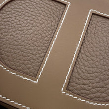 将图像加载到图库查看器中，HERMES In the loop Etoupe Taurillon Clemence Swift Leather Size 18
