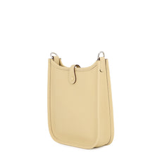 Load image into Gallery viewer, HERMES Evelyne Shorts Amazon Vanille Taurillon Clemence Size TPM
