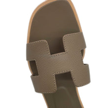 Load image into Gallery viewer, HERMES Oran Sandals Etoupe Epsom Size 35H
