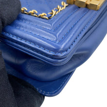 将图像加载到图库查看器中，CHANEL Boy Chanel ChainShoulder Bag BlueA67085 Aged Calf Leather Size Small
