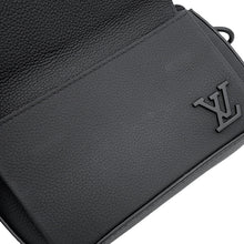 将图像加载到图库查看器中，LOUIS VUITTON LV Aerogram Pilot Wearable Wallet NoirM83563 Leather LV Aerogram
