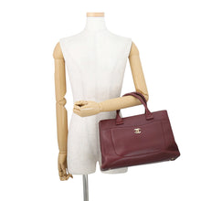 将图像加载到图库查看器中，CHANEL Neo Executive Tote BordeauxA69930 Caviar Leather
