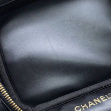 将图像加载到图库查看器中，CHANEL CC Logo Vertical Vanity BlackA01998 Caviar Leather

