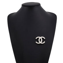 Load image into Gallery viewer, CHANEL CC Logo Brooch Silver/White Metal Faux Pearl
