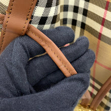 将图像加载到图库查看器中，BURBERRY checked bucket bag Archive Beige81289561 PVC Leather Size Small

