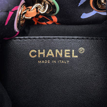将图像加载到图库查看器中，CHANEL CC Logo Backpack Navy/MulticolorAS4810 Printed Fabric Leather
