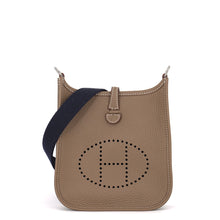 将图像加载到图库查看器中，HERMES Evelyne Long Etoupe/Blue Indigo Taurillon Clemence Size TPM
