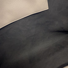 将图像加载到图库查看器中，FENDI Go To Shopper Tote Greige7VA610 Leather

