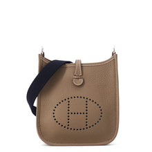 将图像加载到图库查看器中，HERMES Evelyne Long Amazon Etoupe/Blue Indigo Taurillon Clemence Size TPM
