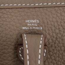 将图像加载到图库查看器中，HERMES Evelyne Long Amazon Etoupe/Blue Indigo Taurillon Clemence Size TPM
