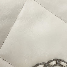 将图像加载到图库查看器中，CHANEL CHANEL 19 Dixneuf Matelasse Shoulder Bag WhiteAS1161-B07327-10601 Lambskin Size Large
