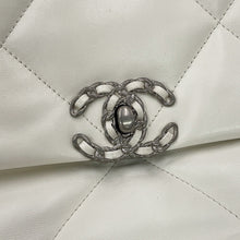 将图像加载到图库查看器中，CHANEL CHANEL 19 Dixneuf Matelasse Shoulder Bag WhiteAS1161-B07327-10601 Lambskin Size Large

