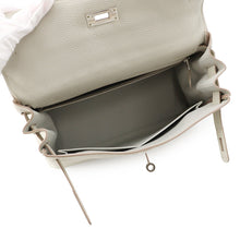 将图像加载到图库查看器中，HERMES Kelly Retourne Pearl Grey Togo Leather Size 28
