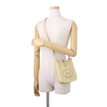 Load image into Gallery viewer, HERMES Evelyne Shorts Amazon Vanille Taurillon Clemence Size TPM
