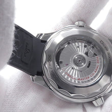 将图像加载到图库查看器中，OMEGA Seamaster Diver 300M Co-Axial Master Chronometer Stainless Steel Rubber210.32.42.20.06.002
