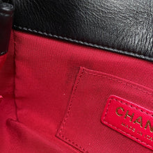 将图像加载到图库查看器中，CHANEL Matelasse Pearl ChainShoulder Bag BlackAS2210-B04443-94305 Lambskin Faux Pearl
