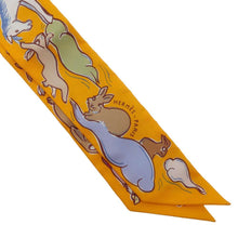 将图像加载到图库查看器中，HERMES Twilly Mille et Un Lapins A Thousand and One Rabbits Bouton d&#39;Or/Parme/Beige Silk100%
